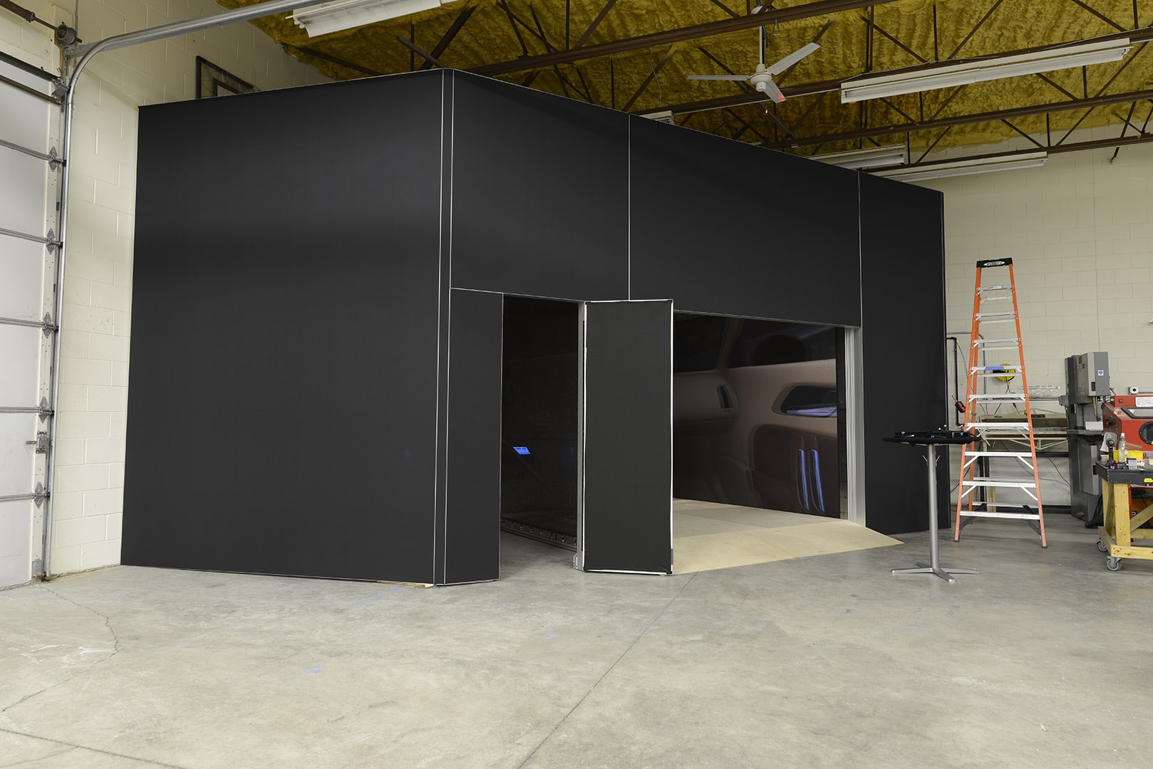 IGI custom fabrication VR Room system HD projection