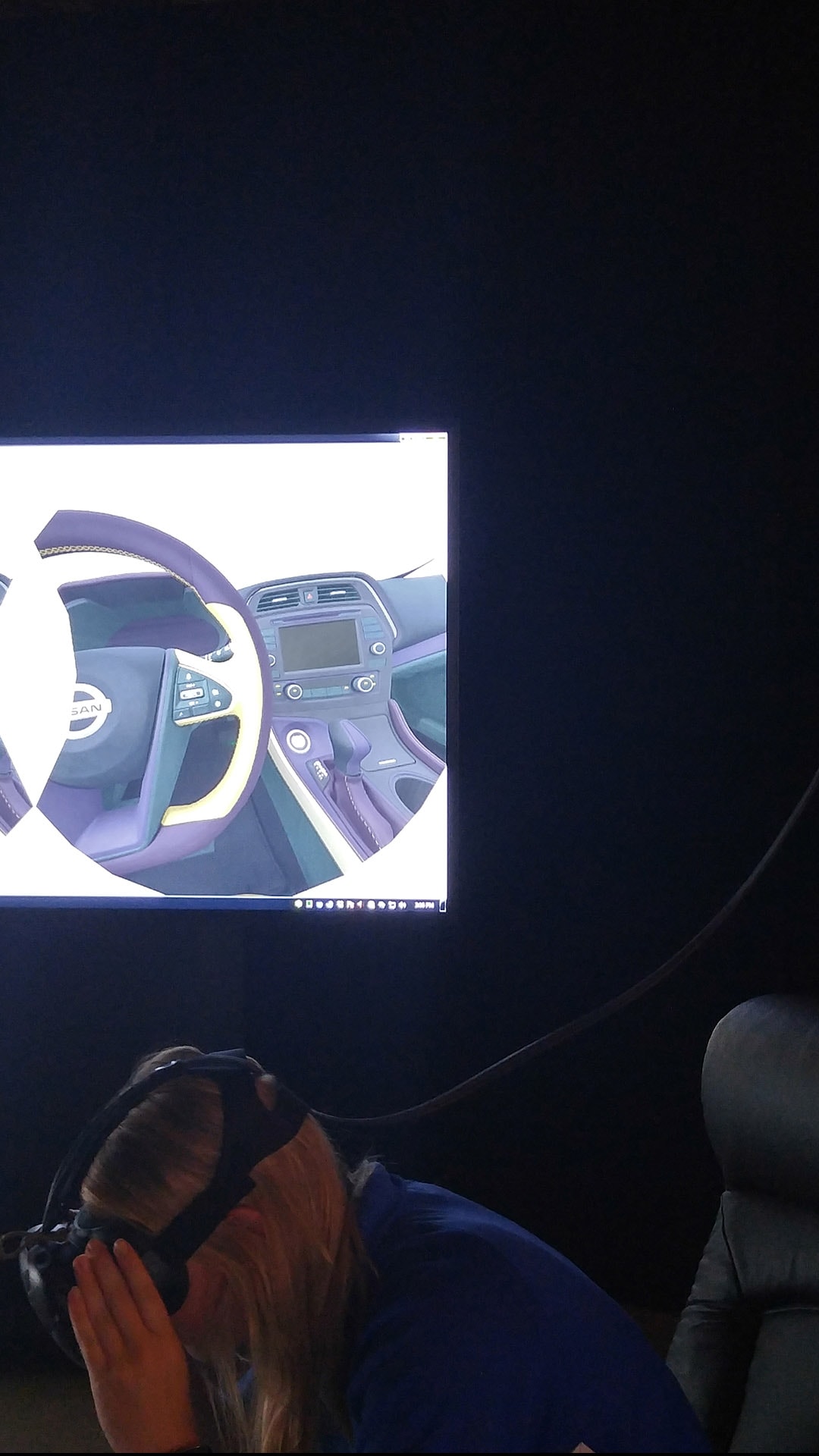 nissan woman virtual reality goggles automotive visualization